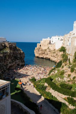 İtalya 'nın güneyindeki Polignano kasabasında Akdeniz' de güzel bir uçurum sahili var.