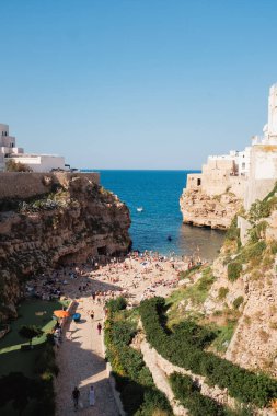 İtalya 'nın güneyindeki Polignano kasabasında Akdeniz' de güzel bir uçurum sahili var.