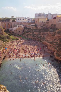 İtalya 'nın güneyindeki Polignano kasabasında Akdeniz' de güzel bir uçurum sahili var.