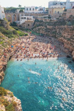 Bari, Puglia, İtalya 'daki Polignano kasabasındaki güzel uçurum kumsalı.