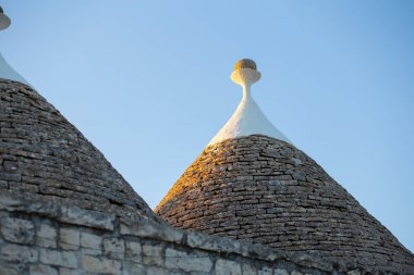 Puglia, İtalya 'da tipik Trulli tarihi miras evleri nokta çatı şekilli