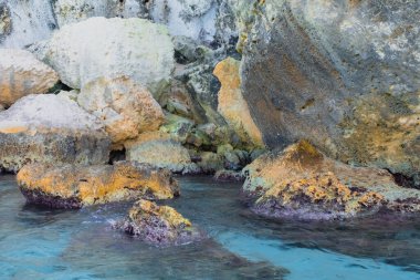 İtalya 'nın Puglia kentindeki bir deniz manzarasında turkuaz Akdeniz sularında kayalık arazi