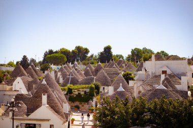 Birçok tipik koni, İtalya 'da Alberobello siluetinde Trulli evleri şekillendirdi.