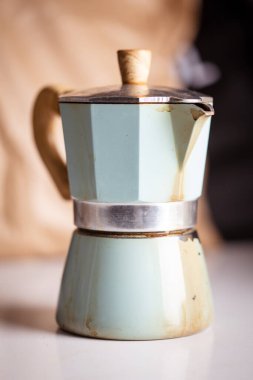 Geleneksel demir espresso kahve makinesi bir barda kullanılıyor ve izole ediliyor.