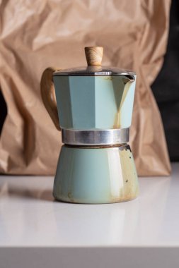Geleneksel demir espresso kahve makinesi bir barda kullanılıyor ve izole ediliyor.
