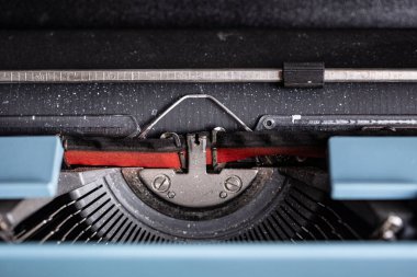 Eski bir daktiloda mürekkep kurdelesi. Ayrıntıları kapat