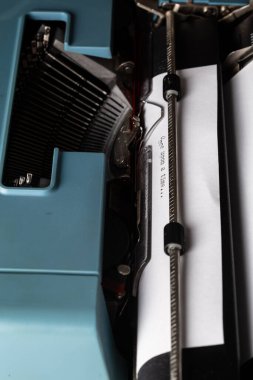 Bir zamanlar mavi bir daktiloyla yazılmış beyaz kağıt bir senaryo varmış.