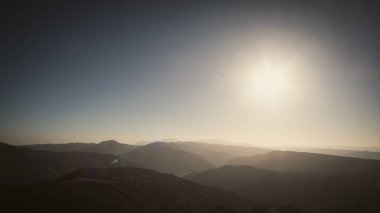Girona, Katalonya 'daki yürüyüş gezisinin tepesinde güzel bir dağ manzarasında güneş parlıyor.