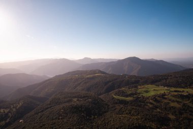 Girona, Katalonya 'daki güzel dağlarda güzel bir siluet manzarası.