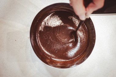 Kaşık ile karıştırılmış kremalı çikolatalı şeker.