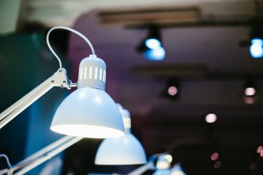 Masaüstü odasının iç sahnesinde arka arkaya elektrik lambaları