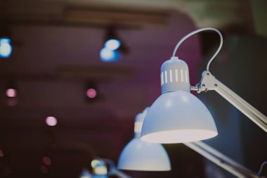 Masaüstü odasının iç sahnesinde arka arkaya elektrik lambaları