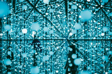 Çember desenli soyut bir arkaplanda mavi spot ışıkları