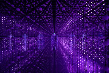 Soyut bir oda arkaplanındaki mor spot ışıkları perspektif deseni