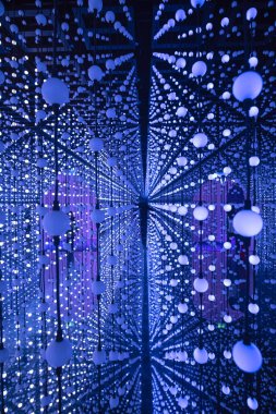 Soyut bir sahne arka planında bir şablon perspektifinde birçok parlak ampul ışıkları