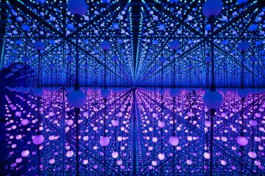 Soyut bir sahne arka planında bir şablon perspektifinde birçok parlak ampul ışıkları