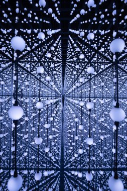 Beyaz ampul topları soyut bir sahne arka planında kaybolma noktası