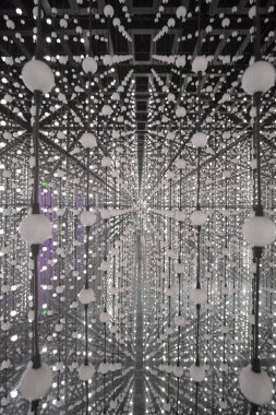 Soyut bir sahnede birçok parlak spot ışığı deseni