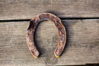 Tahta bir tahta üzerinde paslı bir at nalı kırsal alanda