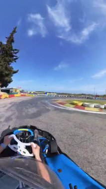 Dikey video yarışı, asfalt devre kask sürücüsü bakış açısıyla go cart.