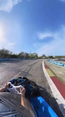 Dikey video yarışı, asfalt devre kask sürücüsü bakış açısıyla go cart.
