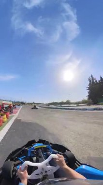 Yarış arabaları asfalt devre sürücü bakış açısıyla hızlı bir hız ve dikey video yarışında