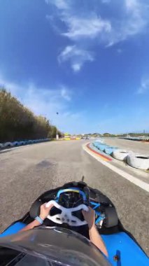 Yarış arabaları asfalt devre sürücü bakış açısıyla hızlı bir hız ve dikey video yarışında