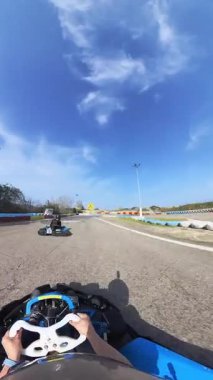 Yarış arabaları asfalt devre sürücü bakış açısıyla hızlı bir hız ve dikey video yarışında