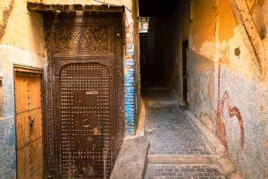 Fez, Fas 'ta eski dar bir sokak. Kapalı metal kapıları ve pencereleri var.