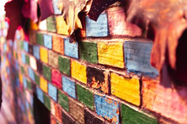 Derili renkli tuğla duvar köşegen deseni