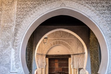 Fez 'deki eski bir miras binasının antik Fas mimarisi