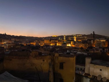 Fez, Fas 'taki Medina bölgesinde eski binalarla gece silueti