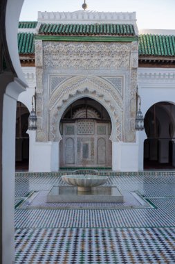 Fas 'ın Fez kentindeki Medine Bölgesi' nin ünlü bir simgesi olan güzel bir kare ve Arap tarzı şablonlar ve kemer mimari yapı üzerine mimari detay