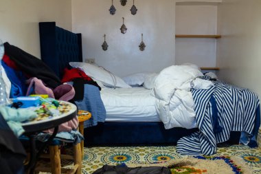 Fas 'ta bir otelde dağınık ve dağınık bir yatak odası.