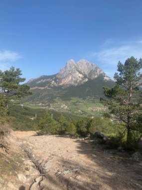 Çatal şekilli güzel bir dağ. Pyrenees Catalonia 'daki ünlü Pedraforca dağı.