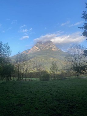 Çatal şekilli güzel bir dağ. Pyrenees Catalonia 'daki ünlü Pedraforca dağı.