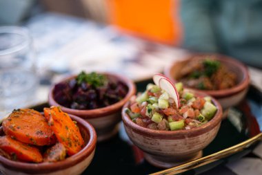 Tipik bir Fas yemeklerinde küçük miktarlarda yiyecek ve porsiyonlar halinde servis edilir.