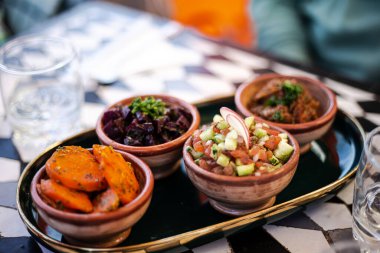 Tipik bir Fas yemeklerinde küçük miktarlarda yiyecek ve porsiyonlar halinde servis edilir.