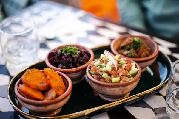 Tipik bir Fas yemeklerinde küçük miktarlarda yiyecek ve porsiyonlar halinde servis edilir.