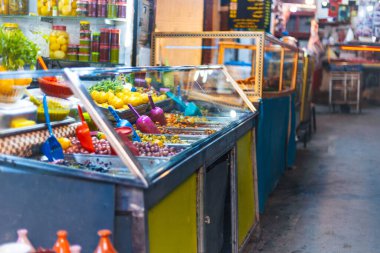 Fez, Fas 'taki bir Akdeniz Gıda pazarında bir sürü zeytin ve baharat