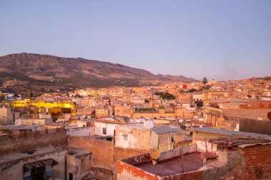 Fas 'ın Fez kentindeki eski Medine banliyösünde alacakaranlıkta kentsel ufuk çizgisi