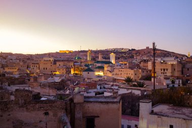 Fas 'ın Fez kentindeki eski Medine banliyösünde alacakaranlıkta kentsel ufuk çizgisi