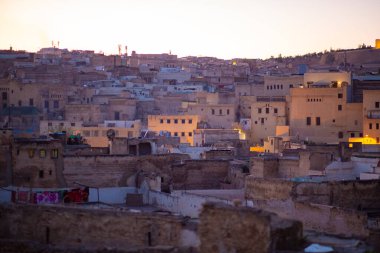 Fas 'ın Fez kentindeki Medina ilçesinin şehir manzarası yükselişte.
