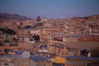 Fas 'ın Fez kentindeki Medina ilçesinin şehir manzarası yükselişte.