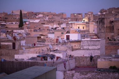 Fas 'ın Fez kentindeki Medina ilçesinin şehir manzarası yükselişte.