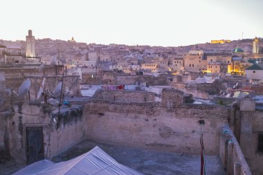 Fas 'ın Fez kentindeki Medina ilçesinin şehir manzarası yükselişte.
