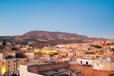 Fas 'ın Fez kentindeki Medina ilçesinin şehir manzarası yükselişte.