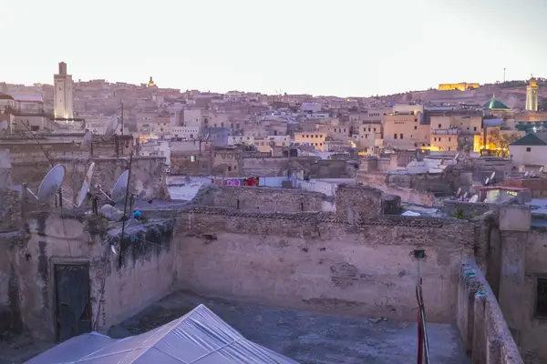 Fas 'ın Fez kentindeki Medina ilçesinin şehir manzarası yükselişte.