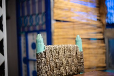 Eski ahşap el yapımı arka koltuk detayı. Hala Fas 'ta bir restoranın içinde.