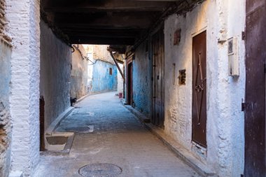 Fas 'ın Fez kentindeki Medine bölgesinde eski mavi bir caddede harabeler halinde güzel mavi kil sokaklar güzel bir dönüm noktası oluşturur.